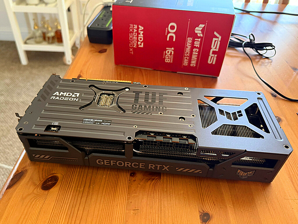 Un usuario envió su RX 9070 a reparar y la recuperó con un fallo que la convirtió en “el equivalente en GPU de un Pokémon Variocolor” 