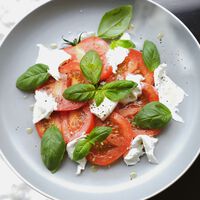 Los cocineros españoles coinciden: después de aliñar los tomates con sal y aceite de oliva, es recomendable esperar entre 5 y 10 minutos antes de servirlos