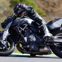 Unos franceses han conseguido que una Yamaha MT-07 tenga tracción total metiéndole un motor eléctrico en la rueda. Ahora es una bestia 