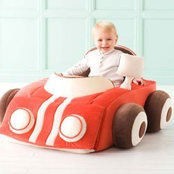 Un coche de peluche para pequeños conductores