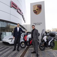 Cambiar un Porsche Taycan por una moto eléctrica de SEAT no es una locura, sino la nueva propuesta de sustitución de Porsche