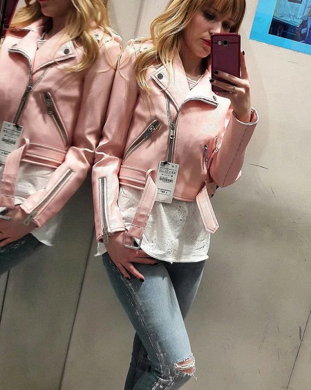 La famosa chaqueta amarilla de Zara vuelve reencarnada en rosa y dispuesta a alcanzar la misma viralidad