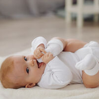 Cada vez ponemos nombres más cortos: estos son los que más triunfan para niñas y niños (y su significado)