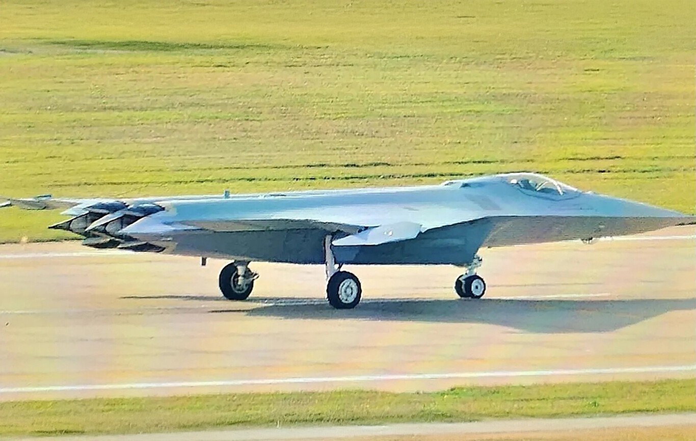 Achávamos que o J-20 era a joia furtiva de Pequim: novas imagens