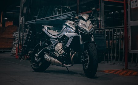 Qj Motor Ateerriza En Espana Con Su Gama De Motocicletas 002