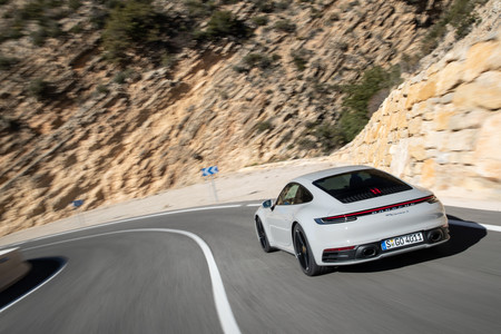 Porsche 911 992 trasera en carretera