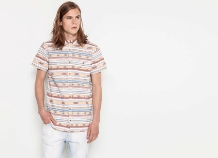 ¿Con ganas de inyectar algo étnico a tu armario? Espera que Pull & Bear sabe cómo hacerlo