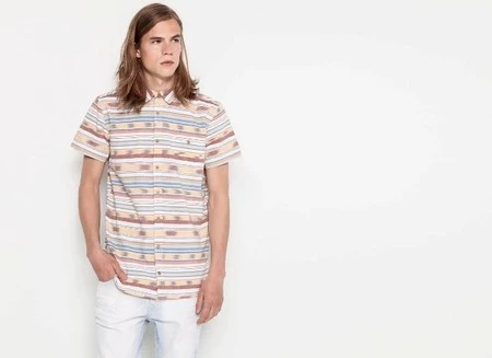 ¿Con ganas de inyectar algo étnico a tu armario? Espera que Pull & Bear sabe cómo hacerlo