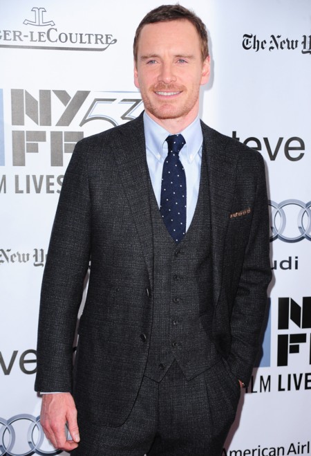 Michael Fassbender no se parece a Steve Jobs, y tampoco viste como él, pero así es mucho mejor