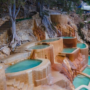 Aguas termales de color turquesa en un cañón con paredes de varios cientos de metros de altura: así son las Grutas Tolantongo, en México