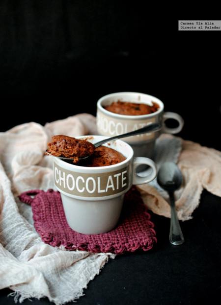 Bizcocho de helado de chocolate en taza. Receta express