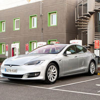 En los Tesla Center que tienen supercargadores puedes entrar y quedarte a dormir (aunque no hay camas)