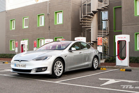 En los Tesla Center que tienen supercargadores puedes entrar y quedarte a dormir (aunque no hay camas)