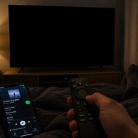 Así convierto la tele en una radio gigante con la pantalla apagada: ideal para dormir y cuidar el panel