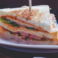 El "teorema del sándwich de jamón": la fascinante matemática detrás de cómo cortarlo a la perfección en un solo tajo