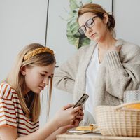 Padres e hijos coinciden: ser adolescente es más difícil que hace 20 años y la culpa es de las redes sociales 