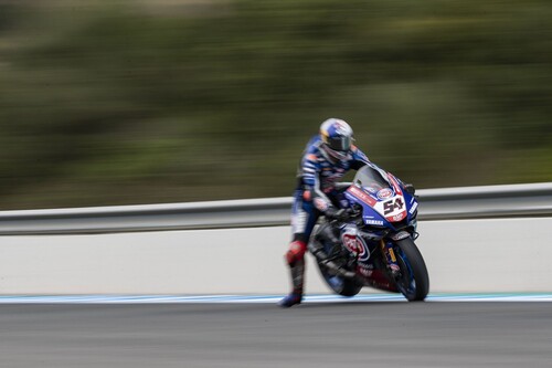 Toprak Razgatlioglu bate a Jonathan Rea en una tensa carrera de Superbikes en Jerez