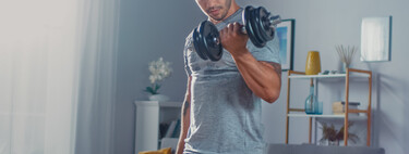 Hipertrofia muscular en casa: todas las claves que te ayudarán a ganar masa muscular entrenando en tu salón 