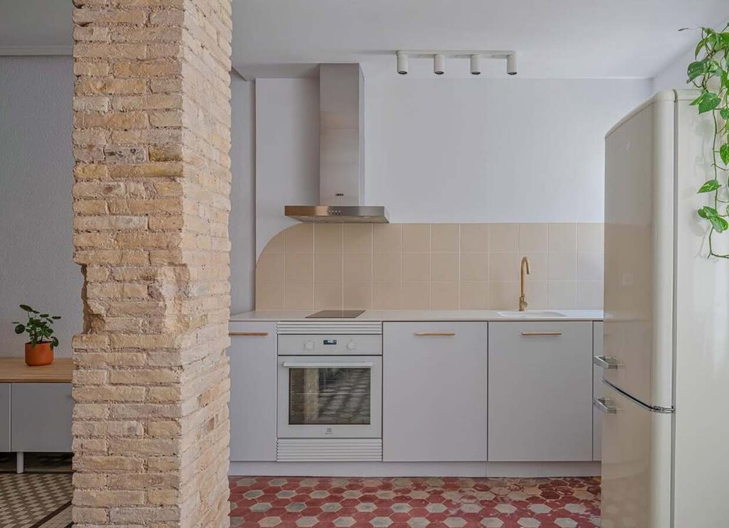 Adiós a las cocinas blancas de toda la vida: los expertos coinciden en las mejores alternativas para las cocinas pequeñas este 2026