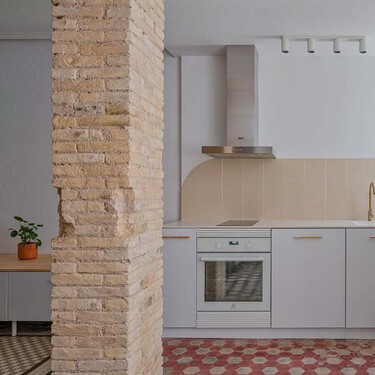 Adiós a las cocinas blancas de toda la vida: los expertos coinciden en las mejores alternativas para las cocinas pequeñas este 2026