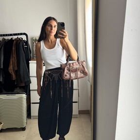 Parece de Chloé, pero es de Mango y está rebajado: el bolso de ante marrón hecho en 100% piel 