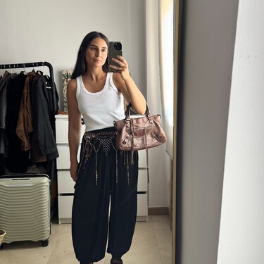 Parece de Chloé, pero es de Mango y está rebajado: el bolso de ante marrón hecho en 100% piel 