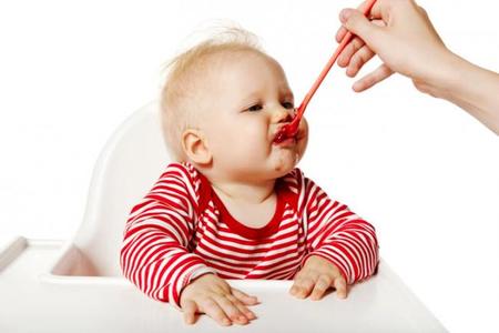 Bebé comiendo de más