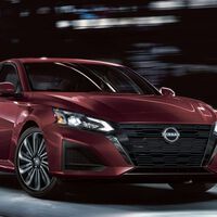 El Nissan Altima 2023 ya tiene precio en México: más y mejores asistencias para buscar destacar en un mar de SUV