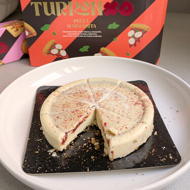 Nos hemos gastado 34 euros en los dos nuevos turrones de Dabiz Muñoz, de pizza Margarita y gofre de pollo: te contamos cuál merece la pena