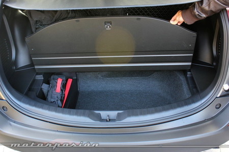 Toyota RAV4 2013, maletero con kit de reparación