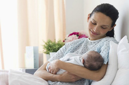 Más de la mitad de los hospitales madrileños separa a los bebés de sus madres