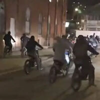 Los gamberros han cambiado los scooters de 49 cc con escape libre por motos eléctricas, pero siguen siendo un problema