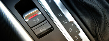 Algunos se preguntan qué pasa si tiras del freno de mano eléctrico en marcha. La respuesta es menos loca de lo que parece