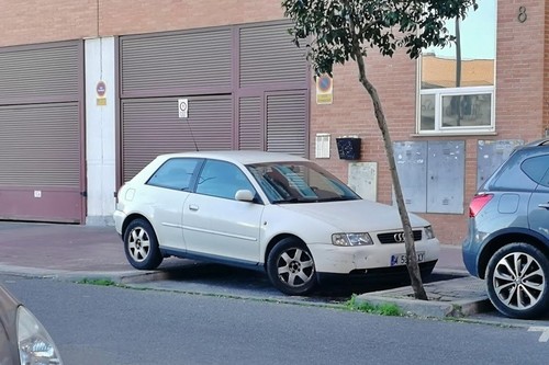 El drama de encontrar aparcamiento: cada vez los coches son más y más grandes, y las plazas miden lo mismo que en 1985