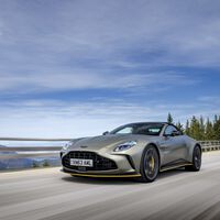 Probamos el Aston Martin Vantage Roadster y es justo lo que parece: un deportivo descapotable, potentísimo y que no te miente