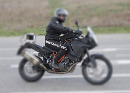 KTM Adventure 1290 cazada en la calle