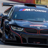 Este BMW i8 ni es híbrido ni tiene tres cilindros: es una bestia de carreras... ¡con motor V8 atmosférico!