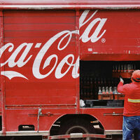 Es mexicana, vende más Coca-Cola que nadie en el mundo y emplea a casi 400,000 personas: se llama FEMSA 