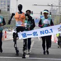 Los robots ya llegaron a los deportes, China tuvo su primera maratón con una máquina como corredor