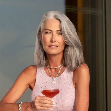 Los peluqueros coinciden: "Para que las canas no se vuelvan amarillas o verdosas, la prevención es clave. Antes de entrar en la piscina o en el mar, conviene humedecer el cabello con agua dulce para reducir la absorción de sal o cloro"