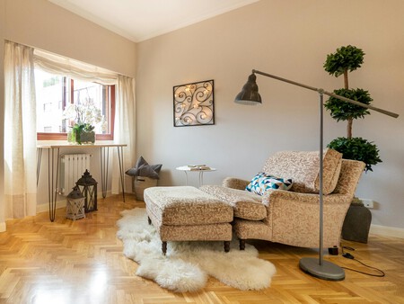 Salón con suelo de espiga