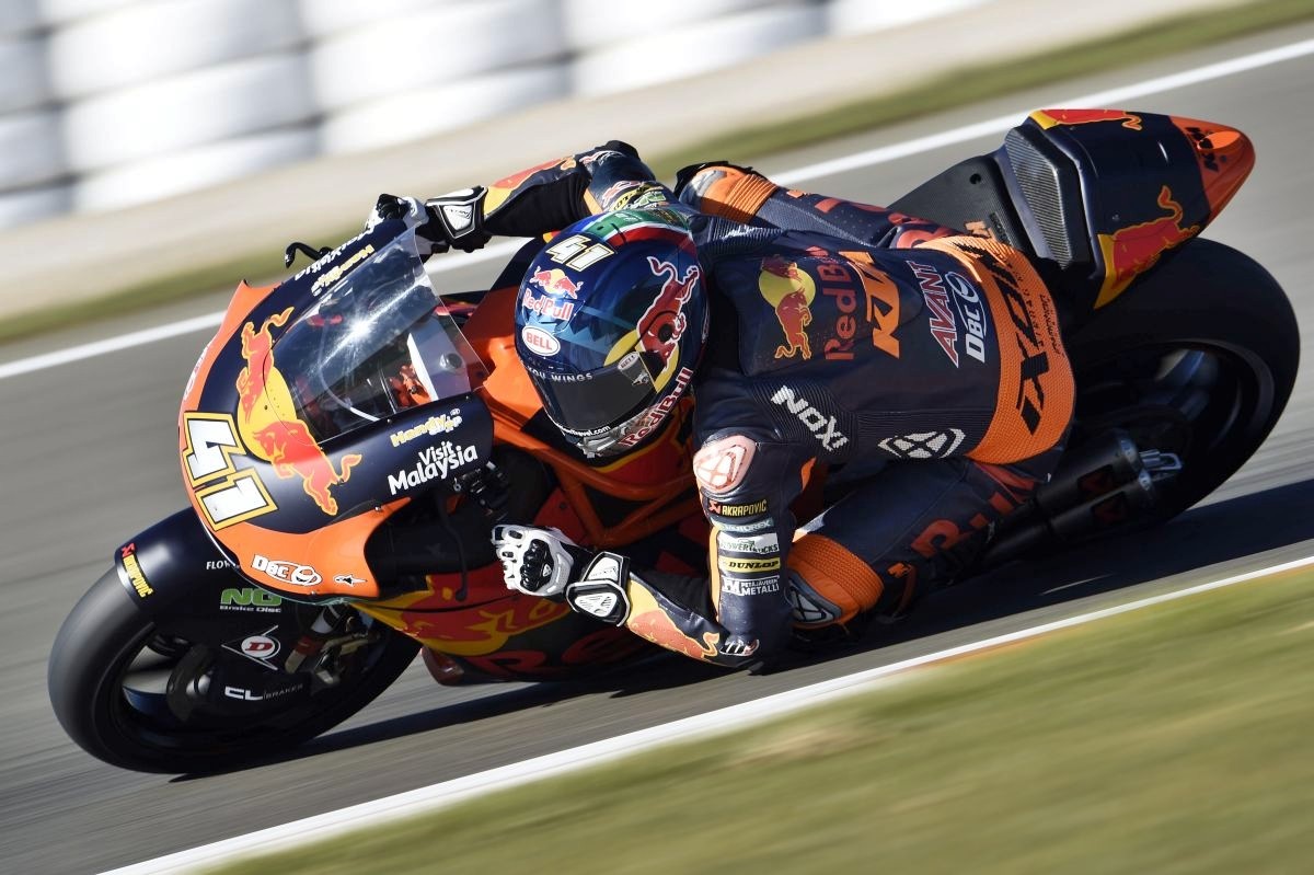 Miguel Oliveira y KTM avisan para 2018 con una incontestable tercera victoria consecutiva en Moto2