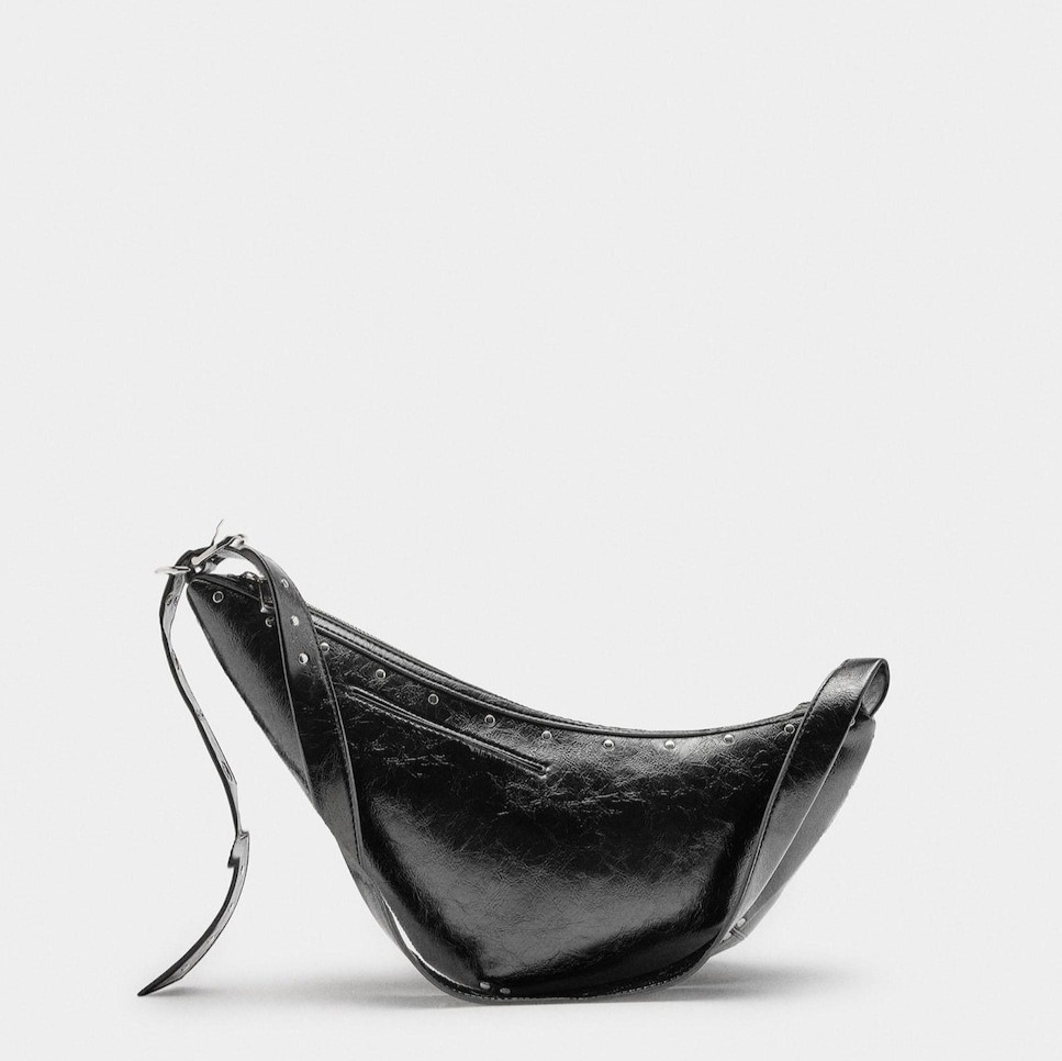 Parfois
Bolso de hombro asimétrico con tachuelas y cierre de cremallera en liso