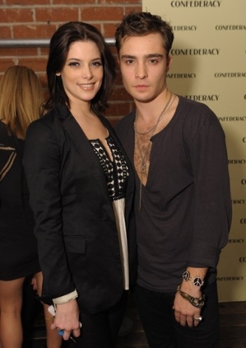 Ed Westwick ¿qué es eso de ir luciendo tu pecho peludo?