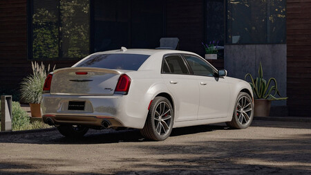 Chrysler 300c 2023 7