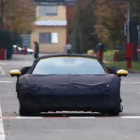 Dicen que han cazado al nuevo Ferrari V6, pero con este manto podría ser hasta el Ferrari SF90 Spider