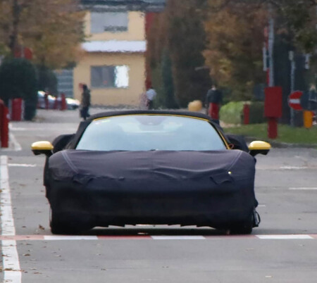 Dicen que han cazado al nuevo Ferrari V6, pero con este manto podría ser hasta el Ferrari SF90 Spider