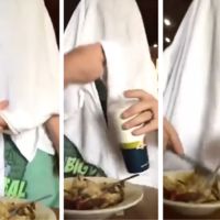 Un padre come cubriendo su cabeza con una sábana para hacer ver lo ridículo que es taparse al amamantar