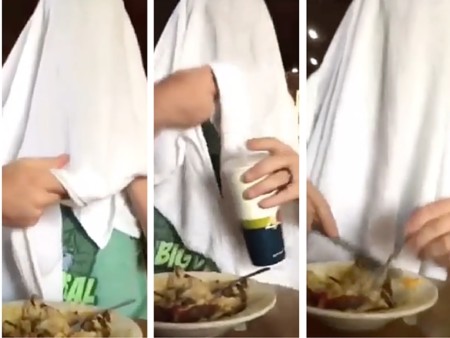 Un padre come cubriendo su cabeza con una sábana para hacer ver lo ridículo que es taparse al amamantar
