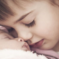 La increíble fotografía de una niña de 8 años asistiendo en el nacimiento de su hermanita 